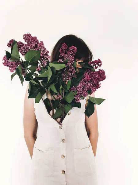 Flores Lila Púrpura Creciendo Niña Vestido Lino Rústico Sobre Fondo — Foto de Stock