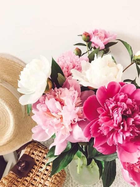 Elegantes Peonías Rosas Blancas Jarrón Bolsa Paja Moda Sombrero Elegante — Foto de Stock