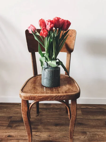 Indah Tulip Merah Dalam Vas Stylish Kursi Pedesaan Kayu Rumah — Stok Foto