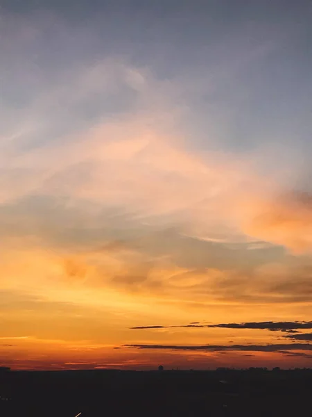 Wunderschöner Sonnenuntergang Blick Auf Stadt Und Himmel Blauer Und Gelber — Stockfoto