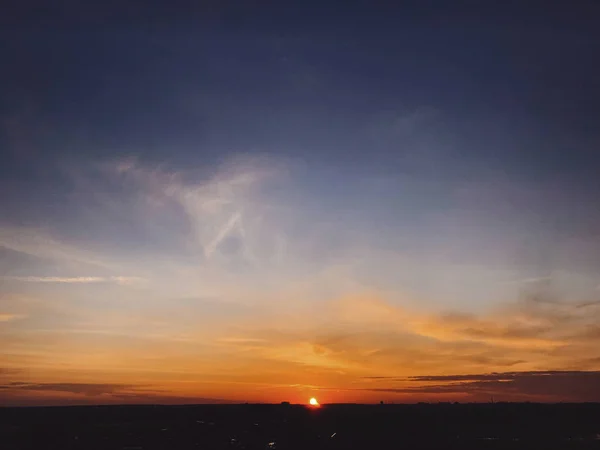 Adembenemende Fantastische Zonsondergang Uitzicht Stad Hemel Blauwe Gele Hemel Met — Stockfoto
