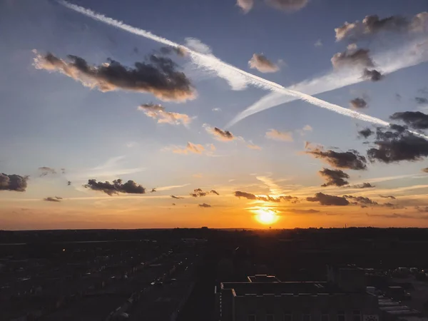 Güzel Şaşırtıcı Günbatımı Şehir Gökyüzü Görünümü Mavi Sarı Gökyüzü Güneş — Stok fotoğraf