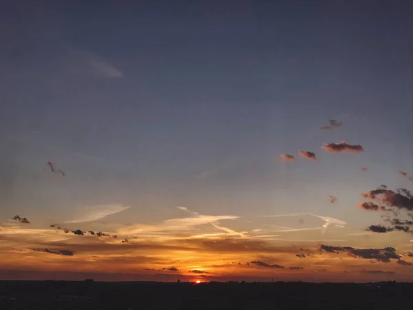 Güzel Şaşırtıcı Günbatımı Şehir Gökyüzü Görünümü Mavi Sarı Gökyüzü Güneş — Stok fotoğraf