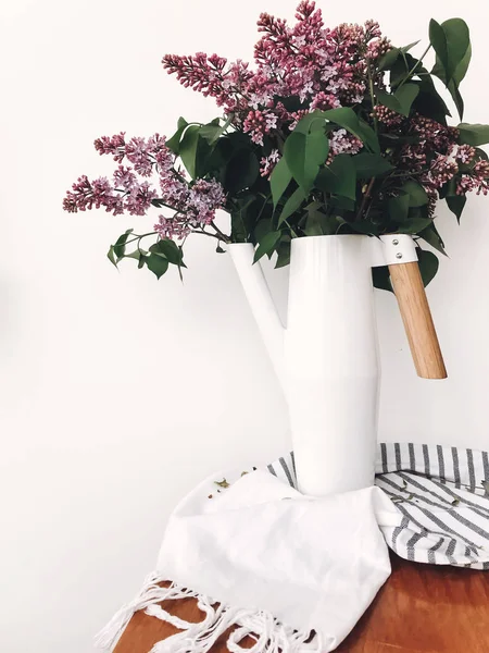 Schöne Fliederfarbene Blüten Weiß Stilvolle Gießkanne Auf Weißem Hintergrund Drinnen — Stockfoto