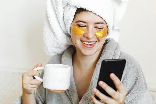 Hermosa Joven Con Parches Ojos Dorados Albornoz Sosteniendo Una Taza —  Fotos de Stock