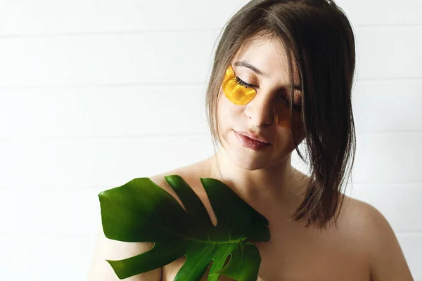 Retrato Una Hermosa Mujer Joven Con Parches Ojos Dorados Hoja — Foto de Stock