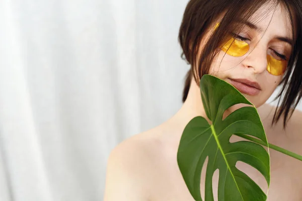 Портрет Красива Молода Жінка Золоте Око Патчі Зелений Монстера Leaf — стокове фото