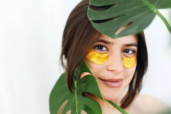 Портрет Красива Молода Жінка Золоте Око Патчі Зелений Монстера Leaf — стокове фото