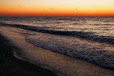 Denizi güzel görünümü gündoğumu. Yakın kadar dalgalar ve plaj deniz ve güneşin doğuşunu sırasında renkli gökyüzü atmosferik an. Okyanusu günbatımı, dusk veya şafak ufuk. Tropik adada tatil yaz