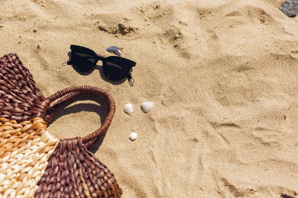 Stylové Sluneční Brýle Slaměné Pytel Písečná Pláž Mušlemi Pohled Shora — Stock fotografie