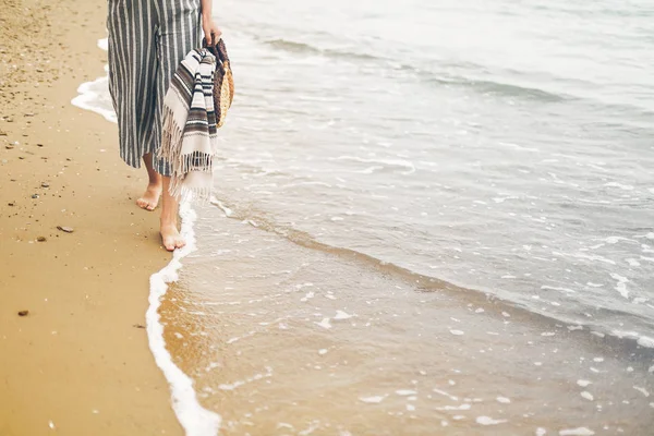 Frau Läuft Barfuß Strand Nahsicht Auf Beine Und Wellen Junges — Stockfoto