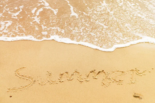 Καλοκαίρι Κείμενο Γραμμένο Αμμώδη Παραλία Και Θάλασσα Κύματα Χαλαρωτικό Τροπικό — Φωτογραφία Αρχείου