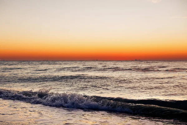 Denizi güzel görünümü gündoğumu. Yakın kadar dalgalar ve plaj deniz ve güneşin doğuşunu sırasında renkli gökyüzü atmosferik an. Okyanusu günbatımı, dusk veya şafak ufuk. Tropik adada tatil yaz
