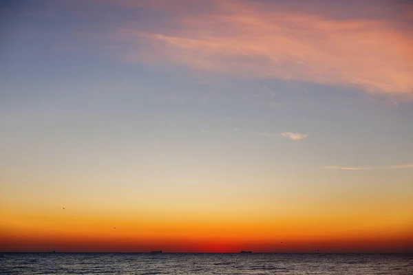 在海上欣赏日出的美景 黄色和粉红色的天空和海浪在海洋景观 黄昏或黎明地平线在海洋中 热带岛屿上的暑假 — 图库照片