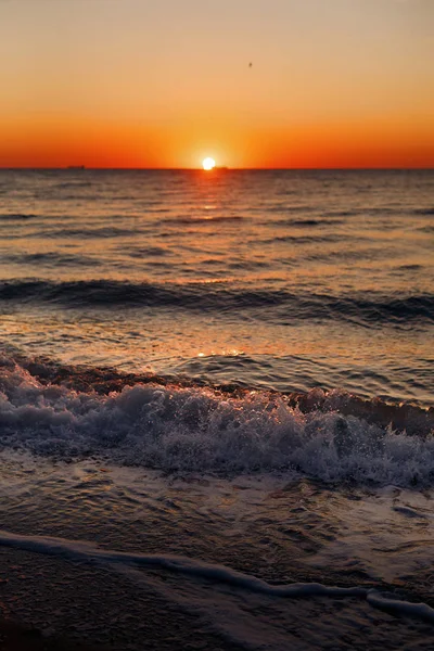 Denizi Güzel Görünümü Gündoğumu Yakın Kadar Dalgalar Plaj Deniz Güneşin — Stok fotoğraf