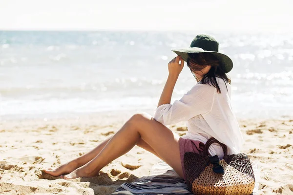 Stylische Glückliche Junge Frau Entspannt Strand Hipster Mädchen Weißem Hemd — Stockfoto