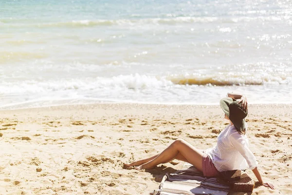 Stylische Glückliche Junge Frau Entspannt Strand Hipster Mädchen Weißem Hemd — Stockfoto