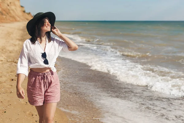 Glückliche Junge Frau Weißem Hemd Und Hut Die Sonnigen Strand — Stockfoto