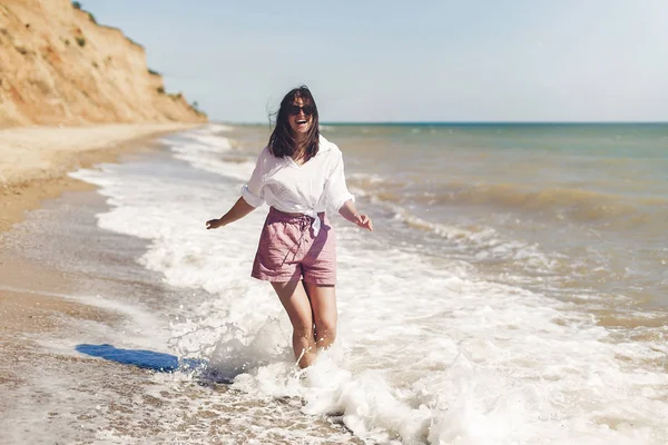 Eine Fröhliche Junge Frau Weißem Hemd Und Sonnenbrille Läuft Und — Stockfoto