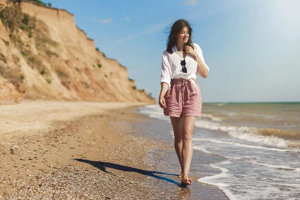 Glückliche Junge Frau Weißem Hemd Und Sonnenbrille Die Sonnigen Strand — Stockfoto