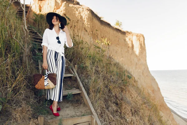 Elegáns Lány Divatos Megjelenés Pihentető Homokos Strand Sziklán Tengeri Sunny — Stock Fotó