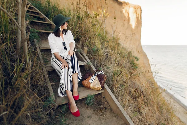 Stylish Girl Fashionable Look Sitting Wooden Stairs Beach Cliff Sea — Stock Photo, Image