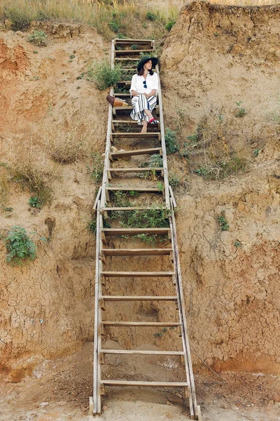 Chica Con Estilo Aspecto Moda Sentado Escaleras Madera Acantilado Playa —  Fotos de Stock