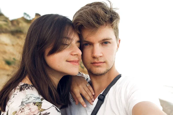 Elegante Casal Hipster Tomando Selfie Abraçando Praia Noite Família Feliz — Fotografia de Stock