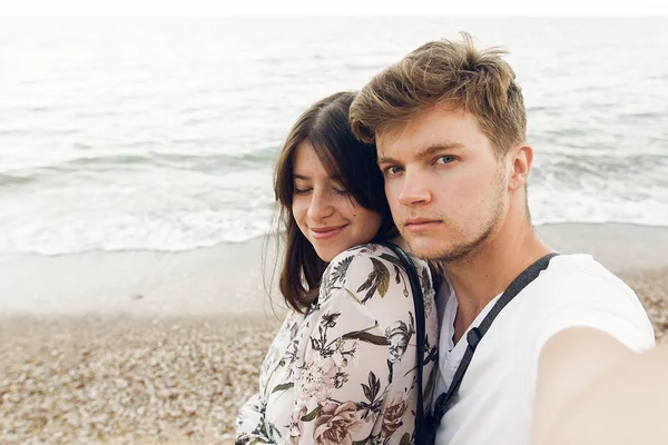 Hipster Stylowy Para Biorąc Selfie Ogarnięcie Plaży Godzinach Wieczornych Szczęśliwa — Zdjęcie stockowe