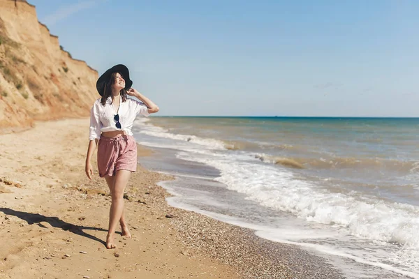 Glückliche Junge Frau Weißem Hemd Und Hut Die Sonnigen Strand — Stockfoto