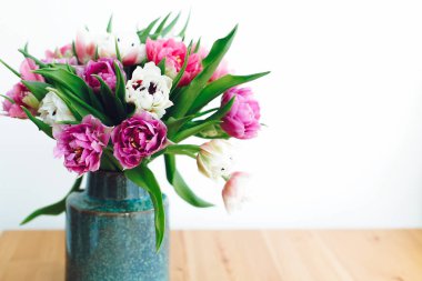 Güzel Çift Kişilik Şakayık Lale ışık. Tablo kopya alanı vazoda pembe ve mor renkli Lale buketi. Mutlu anneler günü. Dünya Kadınlar Günü. Merhaba bahar. Tebrik kartı