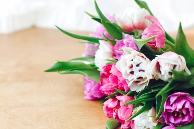 Güzel Çift Kişilik Şakayık Lale kopya alanı ile ahşap masa üzerinde. Pembe ve mor renkli Lale buketi. Mutlu anneler günü. Dünya Kadınlar Günü. Merhaba bahar. Tebrik kartı