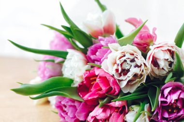 Güzel Çift Kişilik Şakayık Lale kopya alanı ile ahşap masa üzerinde. Pembe ve mor renkli Lale buketi. Mutlu anneler günü. Dünya Kadınlar Günü. Merhaba bahar. Tebrik kartı