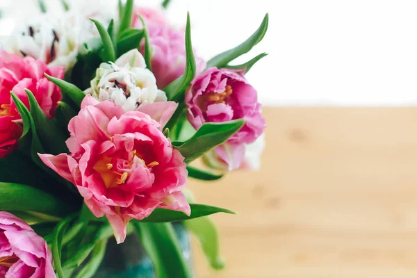 光の美しい二重牡丹チューリップ コピー スペースのテーブルの上の花瓶にカラフルなピンクと紫のチューリップの花束 幸せな母の日 国際女性の日 こんにちは春 グリーティング カード — ストック写真