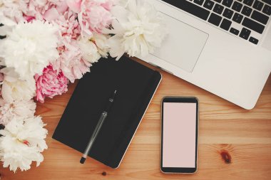 Boş ekran, laptop, kahve fincanı, defter, gi ile şık telefon