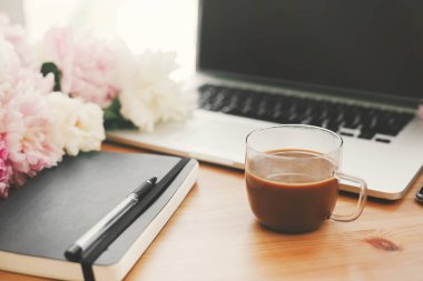 Serbest kavramı. Uluslararası Kadınlar Günü. Şık çalışma pla