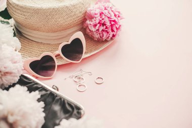 Pembe ve beyaz peonie şık güneş gözlüğü, mücevher, hasır şapka, çanta