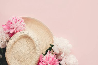 Pembe ve beyaz peonies üzerinde pembe pa ile şık hasır rustik şapka