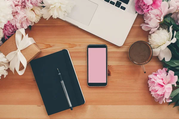 Stilvolles Telefon mit leerem Bildschirm, Laptop, Kaffeetasse, Notizbuch, — Stockfoto