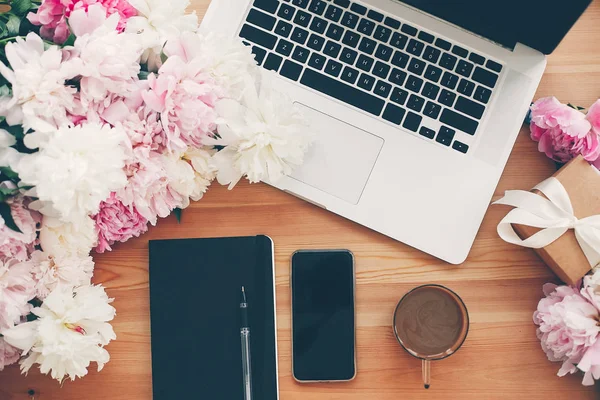 Stylish phone with empty screen, laptop, coffee cup, notebook,gi — Stock Photo, Image