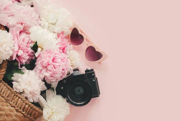 Elegante cámara fotográfica, gafas de sol, bolsa de paja con rosa y blanco — Foto de Stock