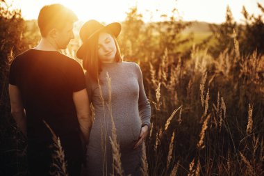 Göbek ve içinde kucaklayan şık hamile çift ellerimi 