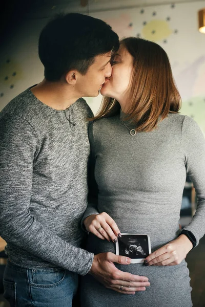 Стильна вагітна пара тримає ультразвукове сканування дитини на дитину — стокове фото