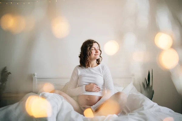 Ölelő szeretettel és gondossággal, f váró has elegáns terhes anya — Stock Fotó