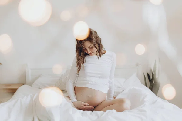 Elegante mamá embarazada abrazando el vientre con amor y cuidado, esperando f — Foto de Stock