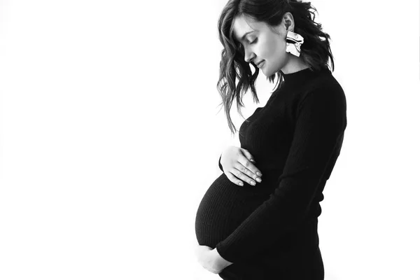 Mãe grávida na moda, abraçando a barriga. Conc de maternidade elegante — Fotografia de Stock