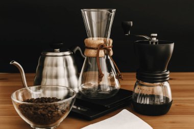 Alternatif kahve demleme yöntemi ayarla. Şık aksesuarlar ve