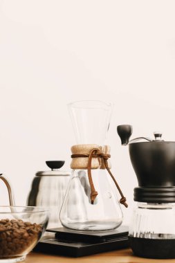 Alternatif kahve demleme yöntemi ayarla. Şık aksesuarlar ve