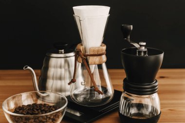 Çelik su ısıtıcısı, teraziler, El değirmeni, cam şişe, co