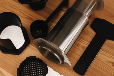 Aeropress, dökmek, filtreler, kaşık üstten görünüm kağıt. Alternativ